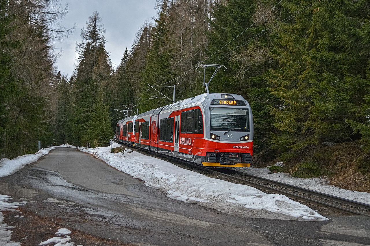 Сучасний поїзд Stadler GTW на колії TEŽ